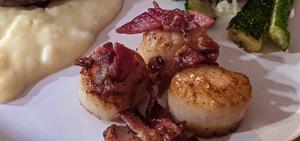 Seared Scallops With Balsamic Glased Bacon